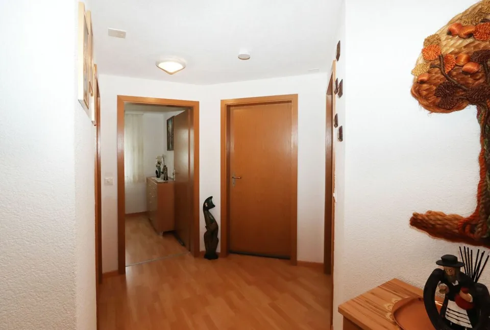 4.5-Zimmerwohnung mit Tiefgaragenplatz und Balkon an ruhiger Lage in Niederurnen – Foto 12 von 19