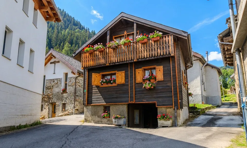 GRANDE RUSTICO RINNOVATO DI 10 LOCALI IN VAL DI BLENIO