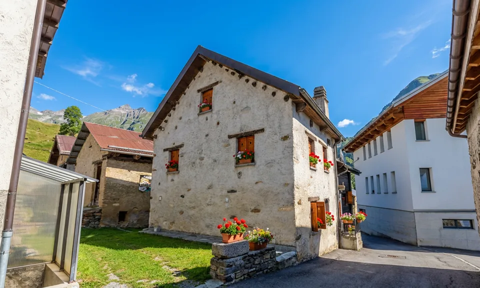 GROßE RENOVIERTE RUSTIKALITÄT MIT 10 ZIMMERN IM VAL DI BLENIO – Foto 10 von 10