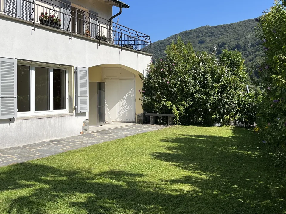 LUMINOSO 2.5 LOCALI CON PISCINA E AMPIO GIARDINO A BARBENGO
