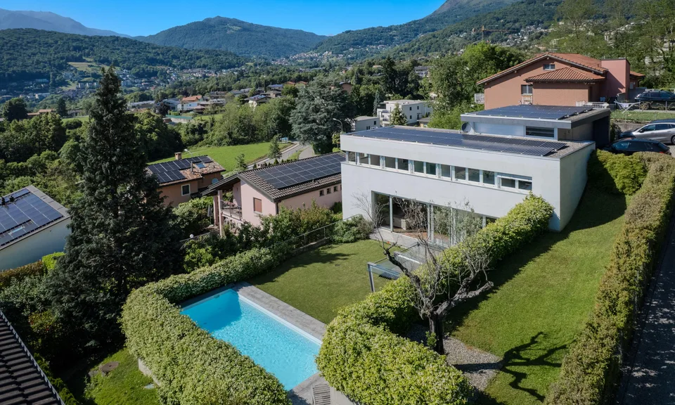 ESCLUSIVA VILLA 6.5 LOCALI CON PISCINA E GIARDINO A CADRO