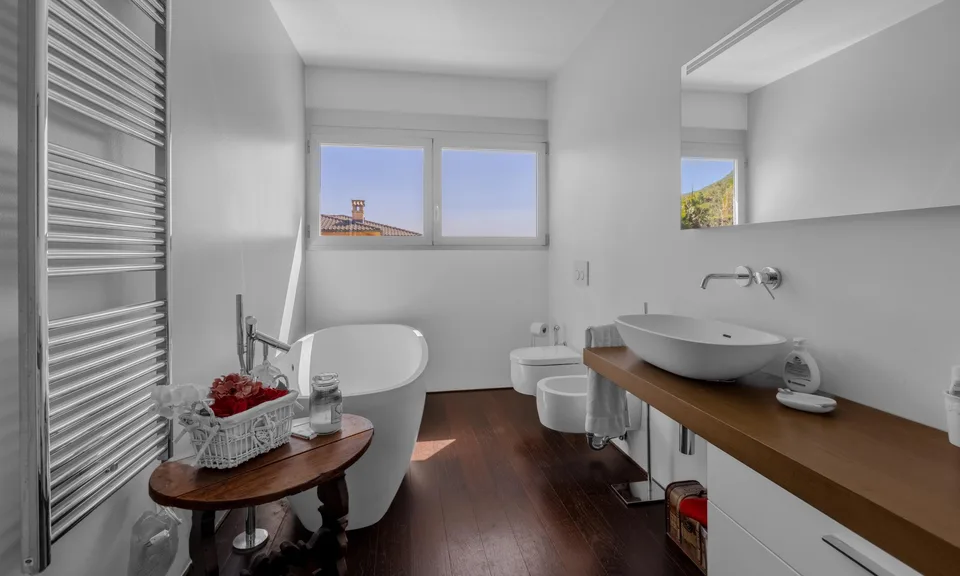 Exklusive Villa mit 6,5 Zimmern, Pool und Garten in Cadro – Foto 8 von 9