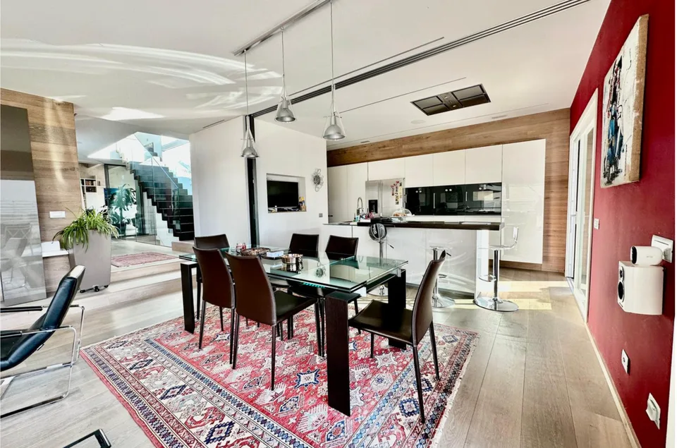 RAFFINATA VILLA DI 5.5 LOCALI CON AMPIO GIARDINO A COLDRERIO