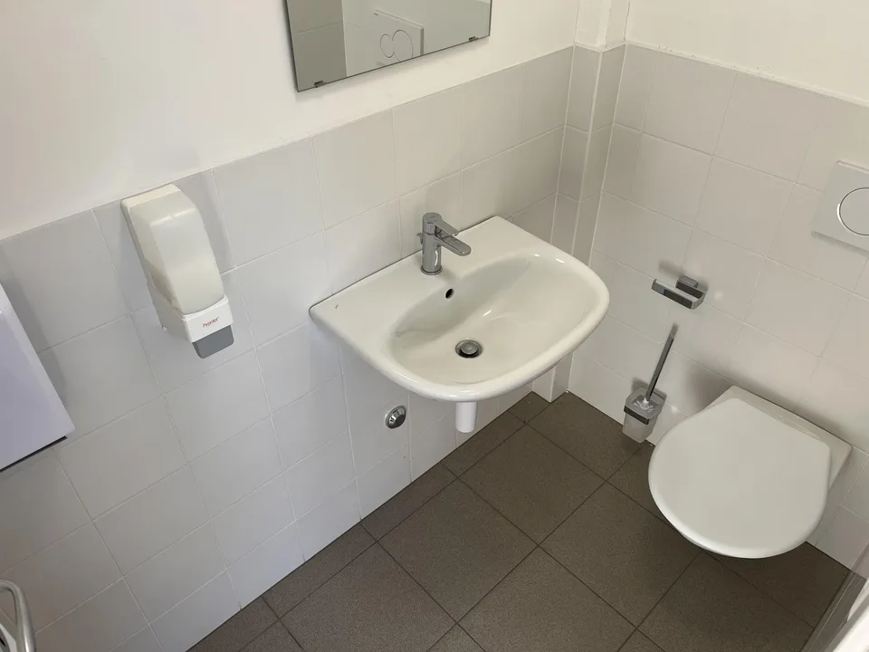 ZU VERMIETEN KOMMERZIELLER RAUM FÜR BÜRO-ATELIER IN BEDANO – Foto 6 von 10