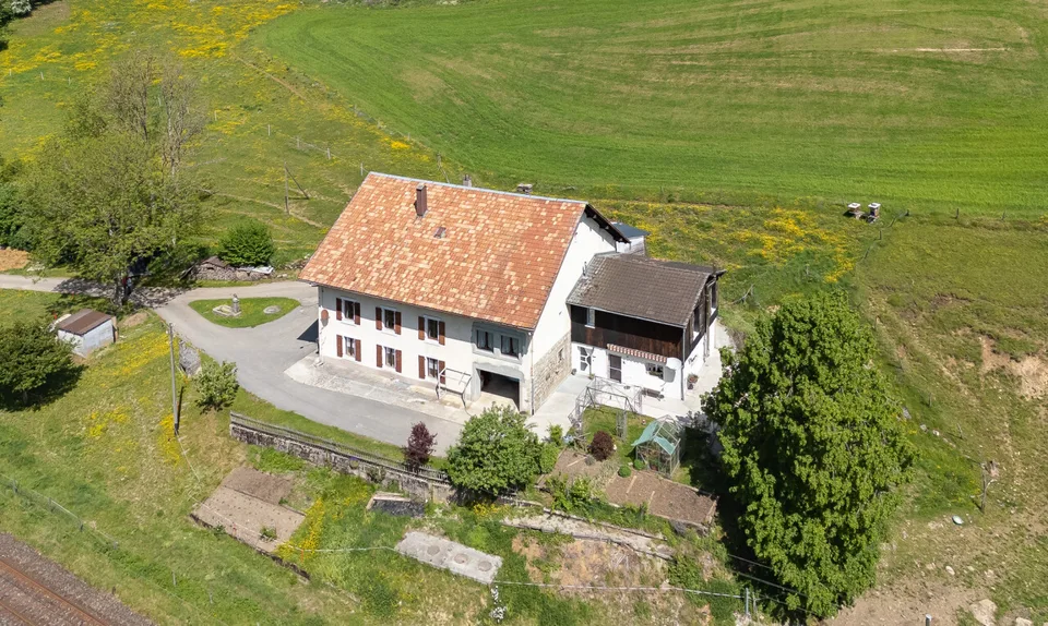 Les Bayards: Ehemaliger Bauernhof mit Scheune und Wohnungen