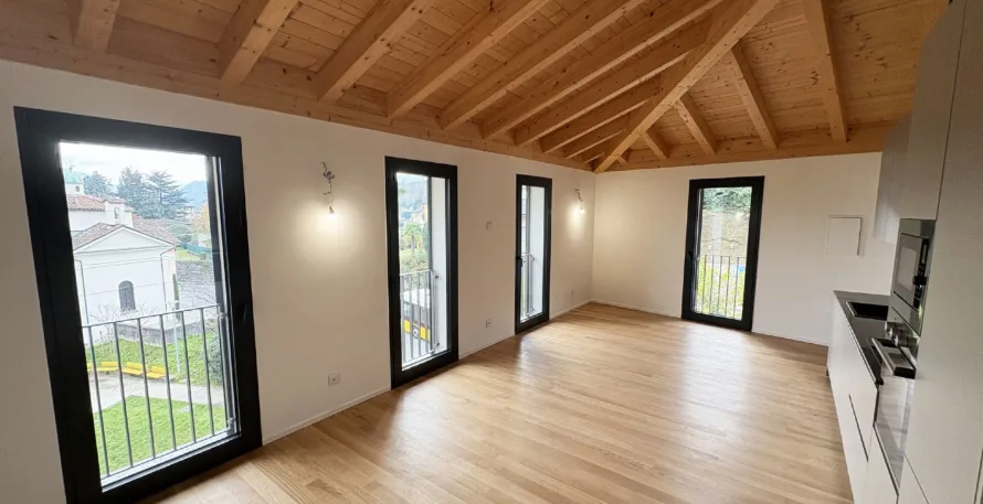 Attico Esclusivo con Vista Lago a Pura  Comfort Moderno in Posizione Idilliaca