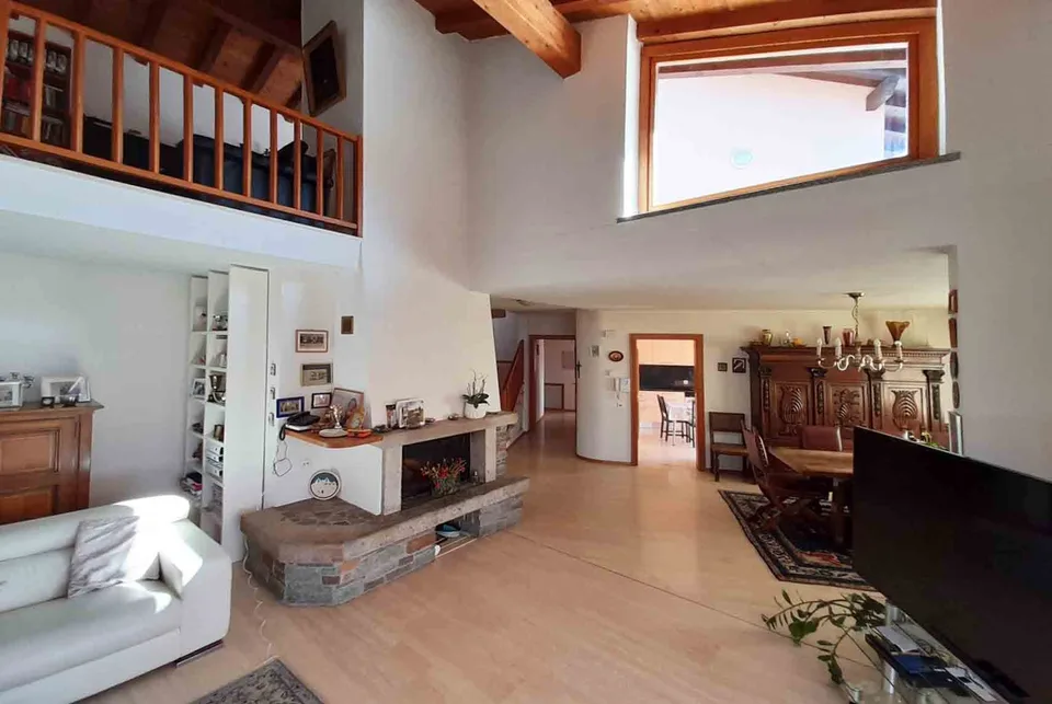 PRACHTVOLLE VILLA MIT 6,5 ZIMMERN UND GROSSEM GARTEN IN CURIO – Foto 3 von 12