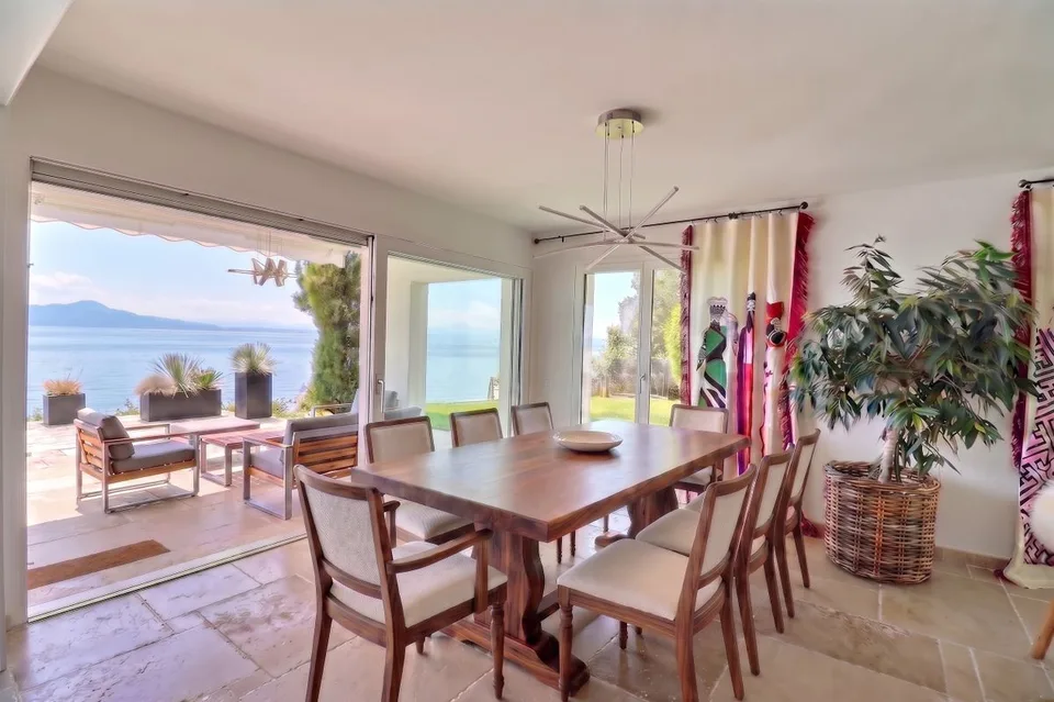 Exceptional waterfront property in Perroy - Absolute elegance on Lake Geneva