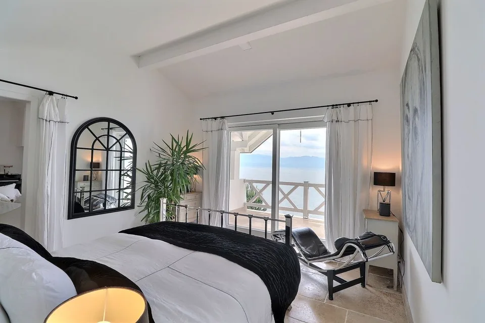 Exceptional property feet in the water in Perroy - Absolute elegance on Lake Geneva – photo 8 of 13