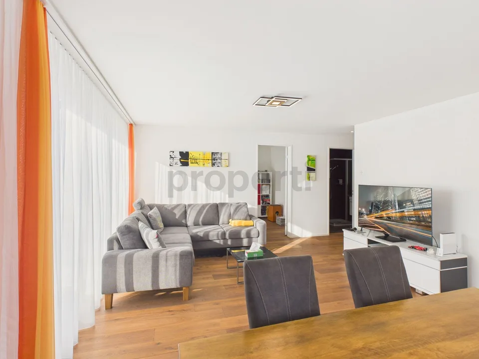 Moderne 4.5-Zimmer-Wohnung mit Balkon und schöner Weitsicht, inkl. einem Parkplatz