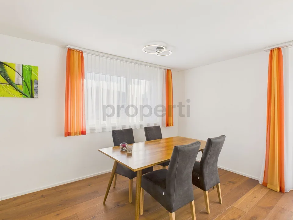 Moderne 4.5-Zimmer-Wohnung mit Balkon und schöner Weitsicht, inkl. einem Parkplatz