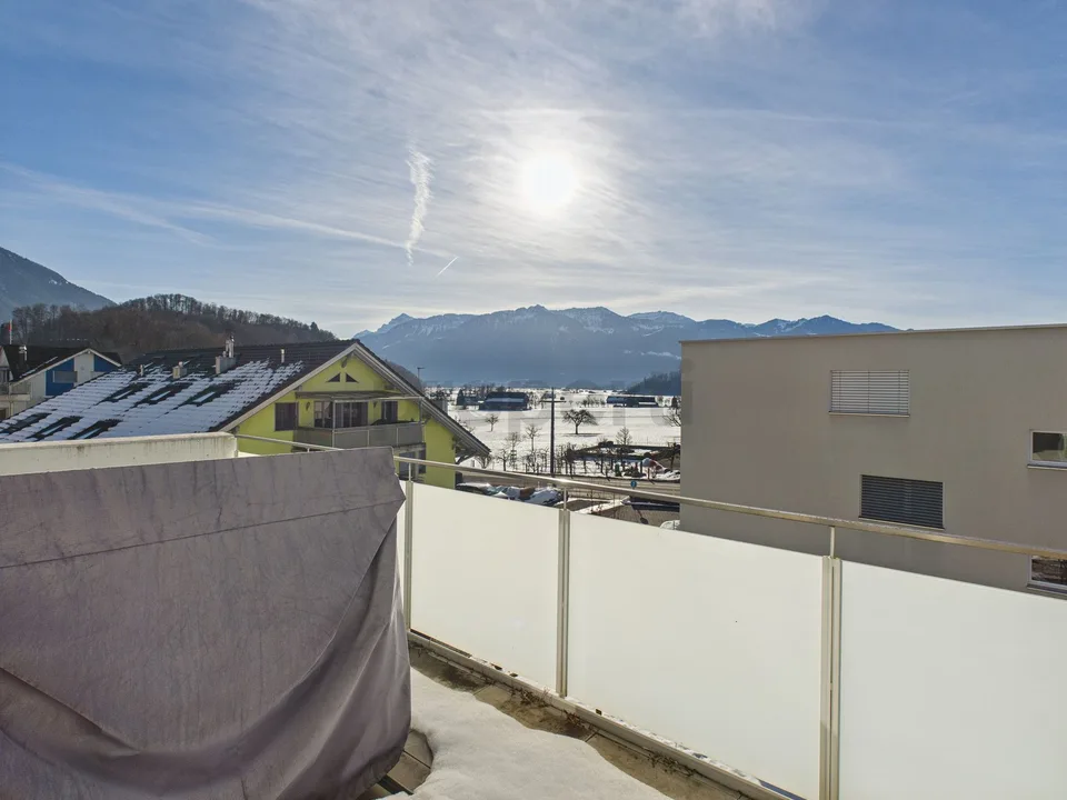 Moderne 4.5-Zimmer-Wohnung mit Balkon und schöner Weitsicht, inkl. einem Parkplatz