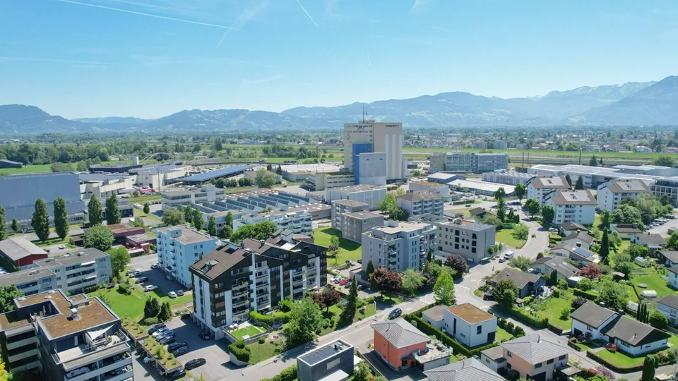 Grossflächige 4.5-Zimmer-Dach-Wohnung mit Wintergarten und schöner Aussicht