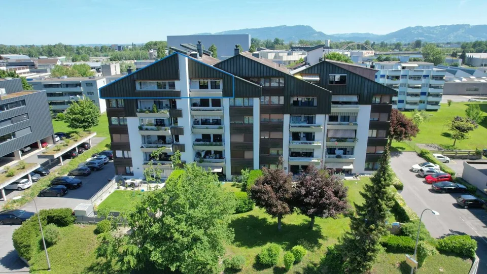Grossflächige 4.5-Zimmer-Dach-Wohnung mit Wintergarten und schöner Aussicht