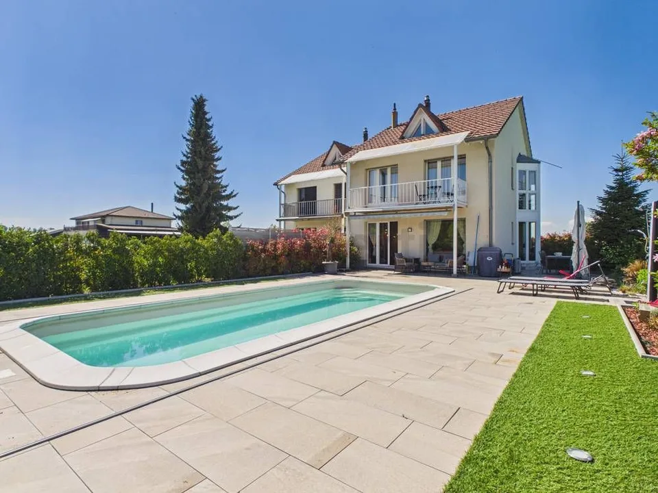 Grosszuegiges 6-Zimmer-Einfamilienhaus mit Pool, Wünnewil