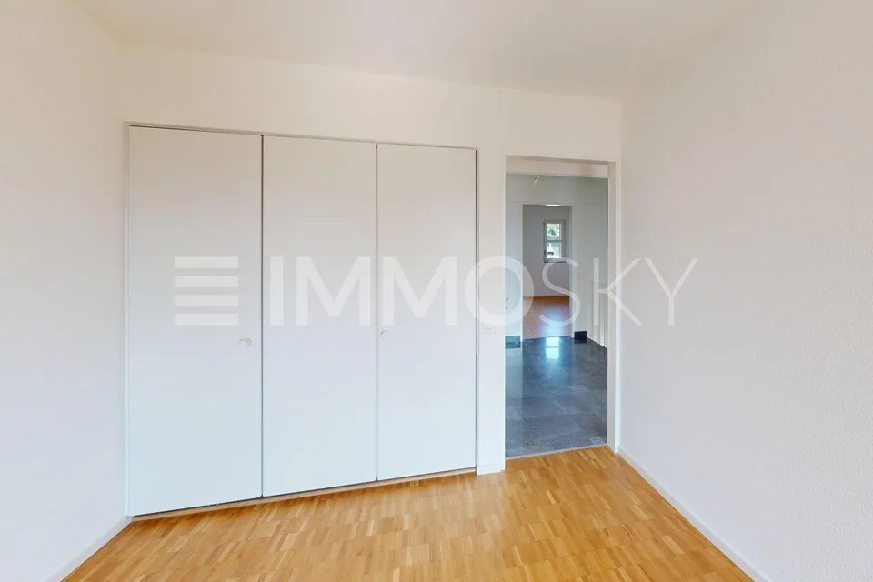 Duplex dans une zone résidentielle ensoleillée