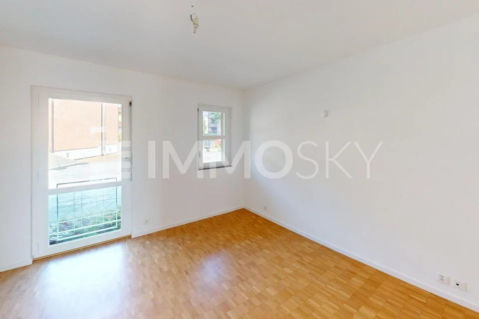 Duplex dans une zone résidentielle ensoleillée