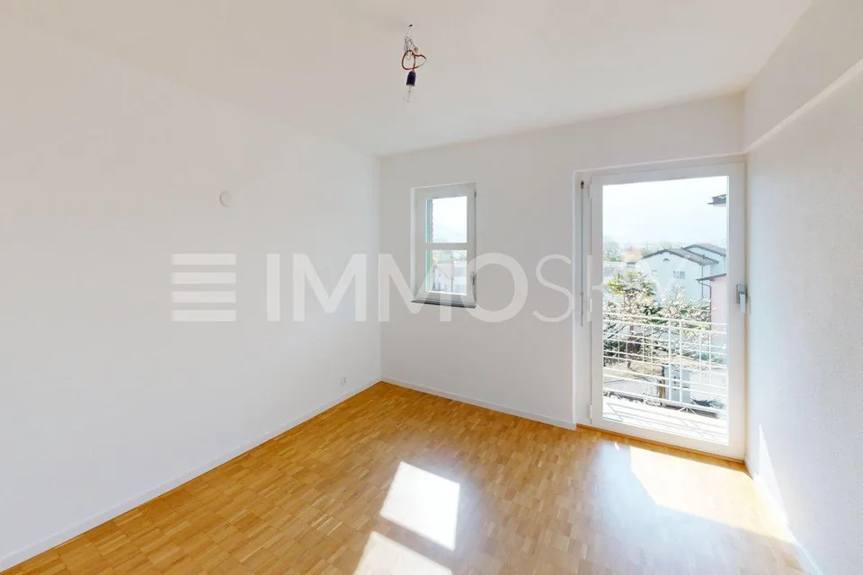 Duplex dans une zone résidentielle ensoleillée