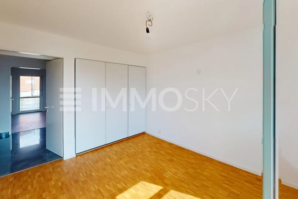 Duplex dans une zone résidentielle ensoleillée