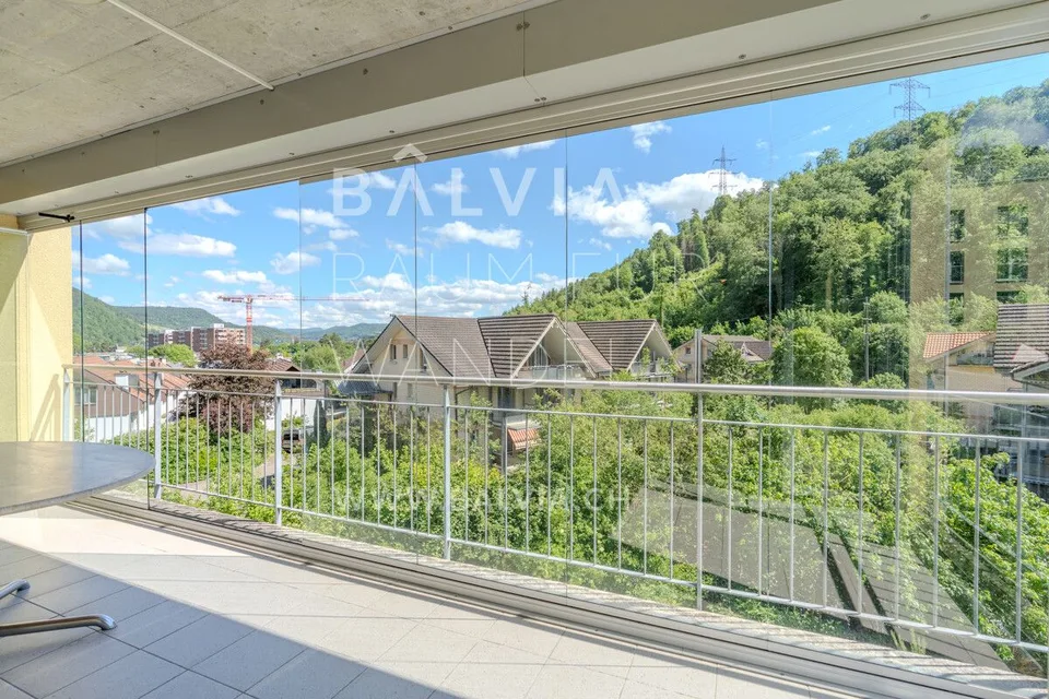 Weitsicht, verglaster Balkon und Einstellplatz mit E-Mobility-Vorbe...