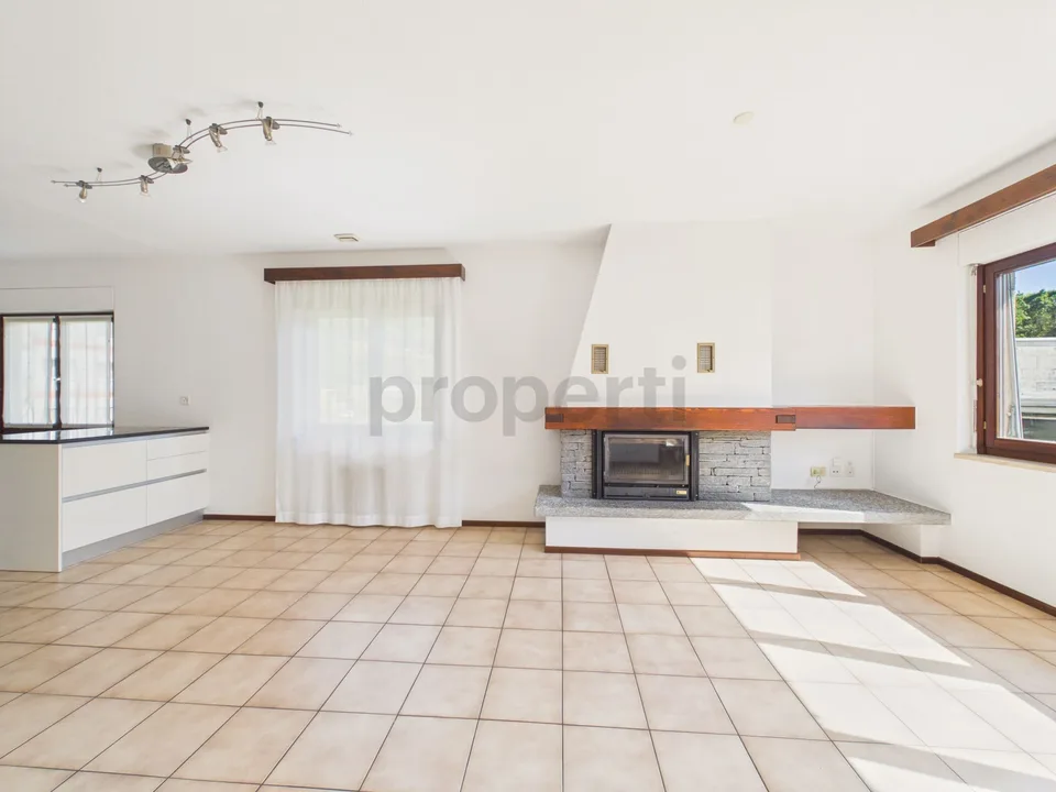 Appartamento 4,5 locali con box auto in casa bifamiliare