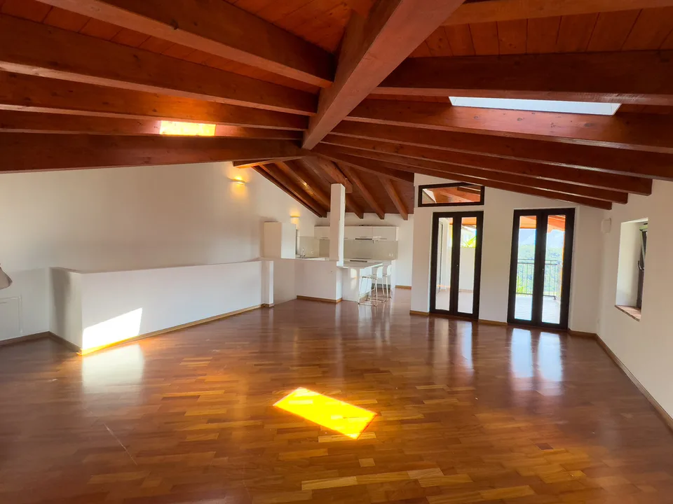 Casa ristrutturata con due appartamenti e vista lago