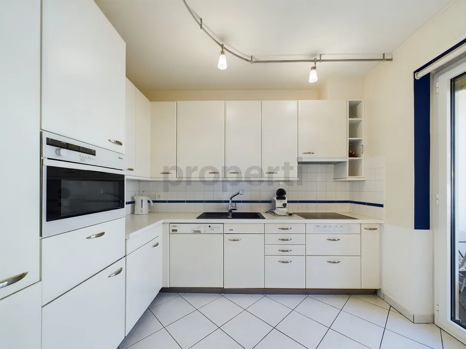 Möbliertes 2,5-Zimmer-Apartment in Locarno mit Seeblick und modernen Möbeln