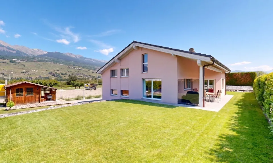 Bright family villa with large volumes in Bramois