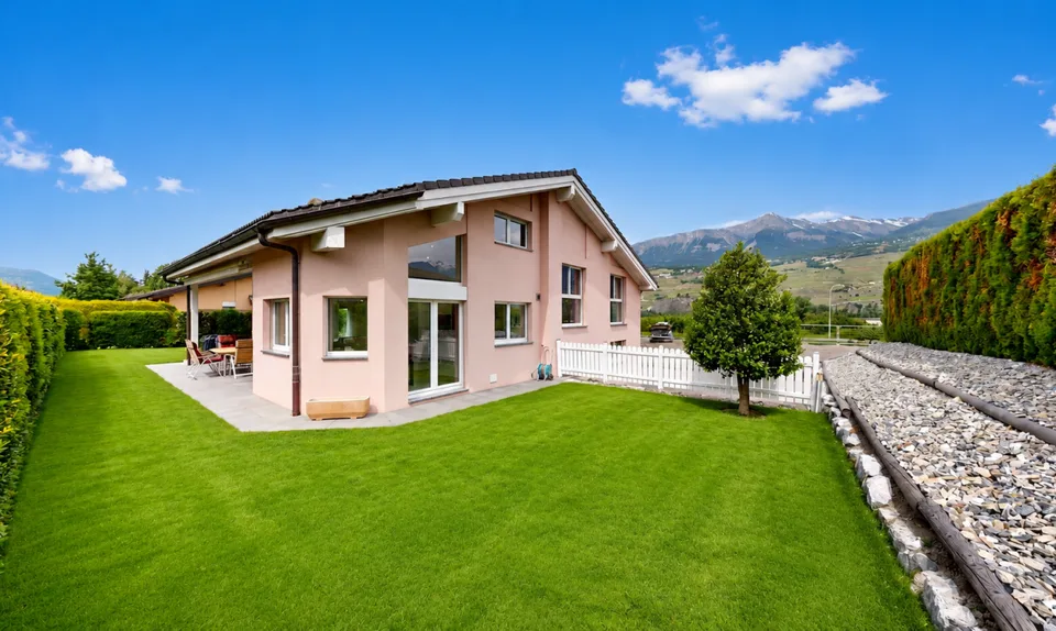 Bright family villa with large volumes in Bramois