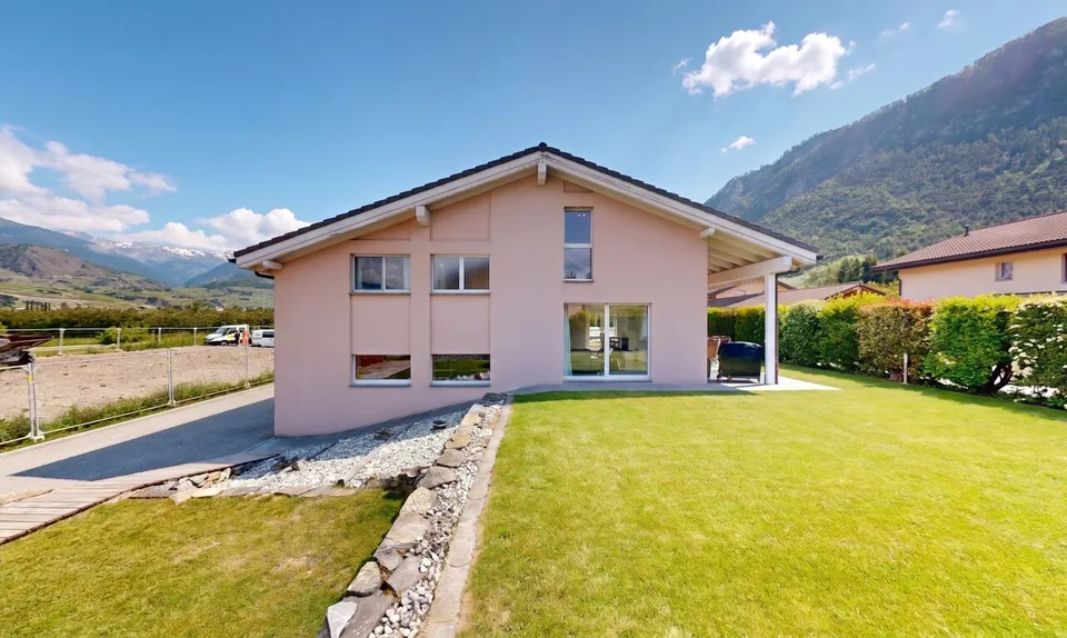 Bright family villa with large volumes in Bramois