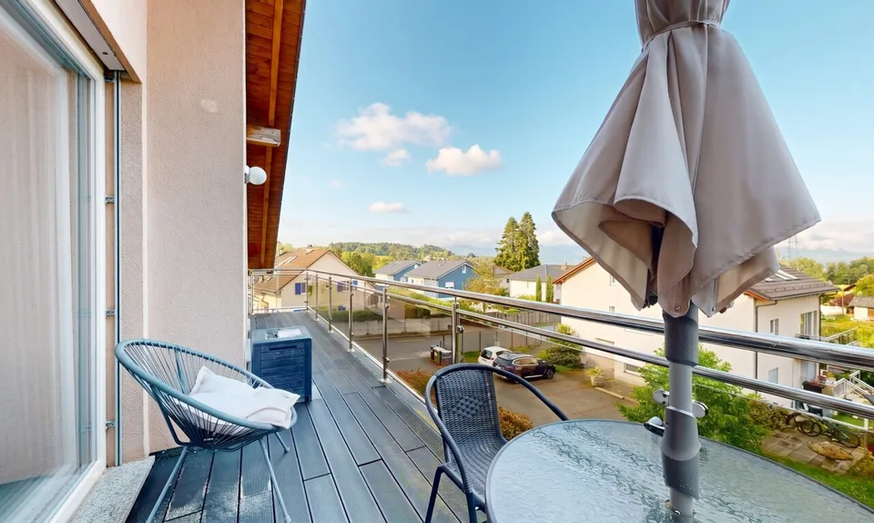 Attique contemporain traversant avec grand balcon et vue dégagée