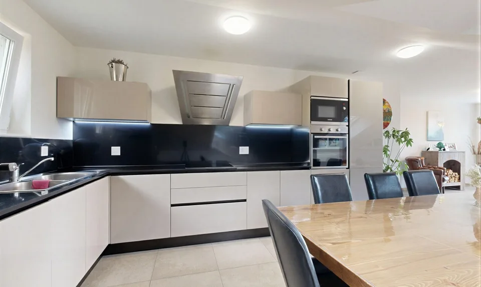 Zeitgenössisches Penthouse mit großem Balkon und unverbautem Blick