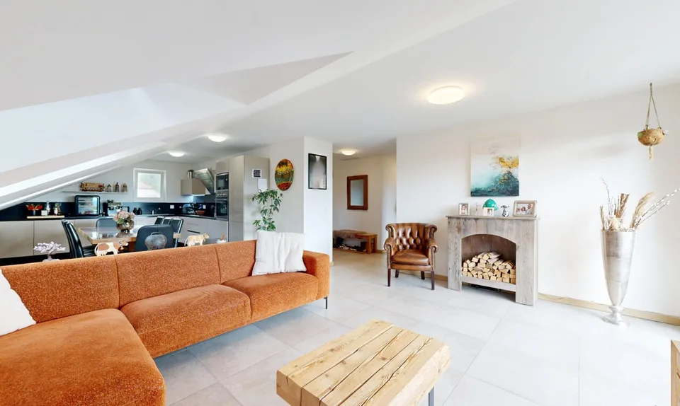 Zeitgenössisches Penthouse mit großem Balkon und unverbautem Blick