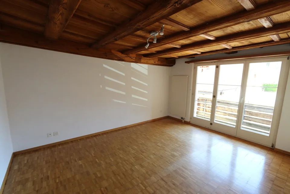 Appartamento di città con ampia terrazza e splendide travi a vista – foto 5 di 9