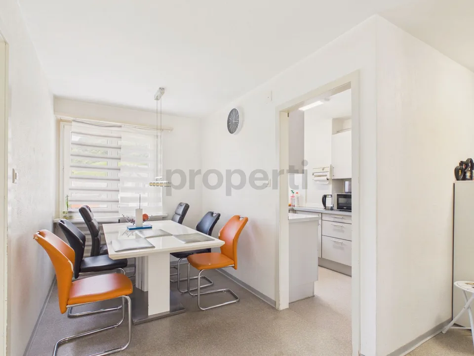Helle und grosszügige Wohnung mit sonnigem Balkon