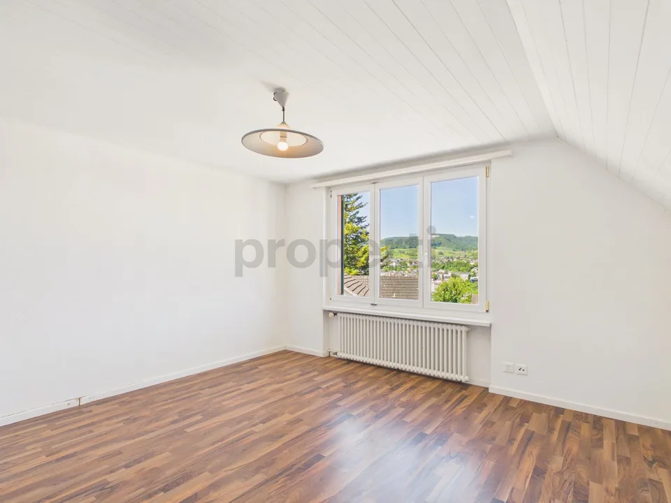 Helle 2-Zimmer-Dachgeschoss-Wohnung in Dorfzentrum von Füllinsdorf