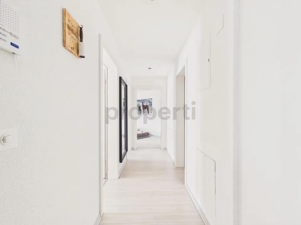 Ampio appartamento di 4,5 locali con balcone soleggiato a Tuggen SZ
