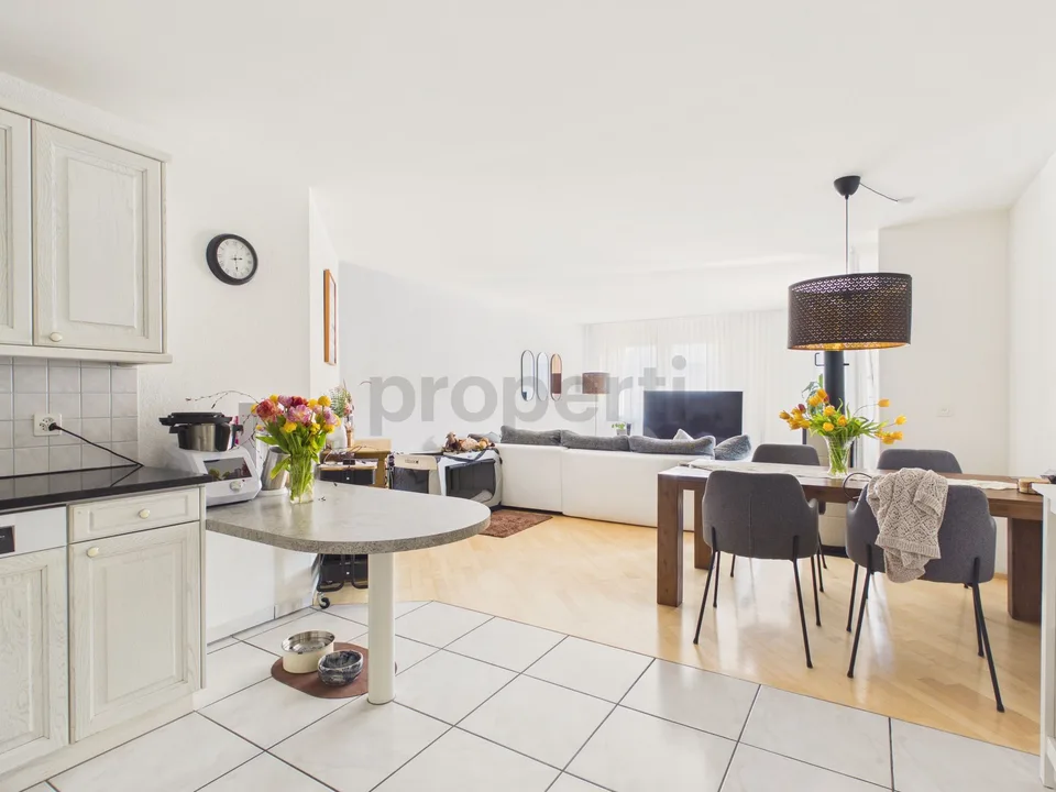 Ampio appartamento di 4,5 locali con balcone soleggiato a Tuggen SZ