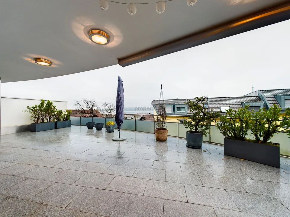 Elegante 3.5-Zimmer-Terrassenwohnung mit Seesicht und hochwertigem ...