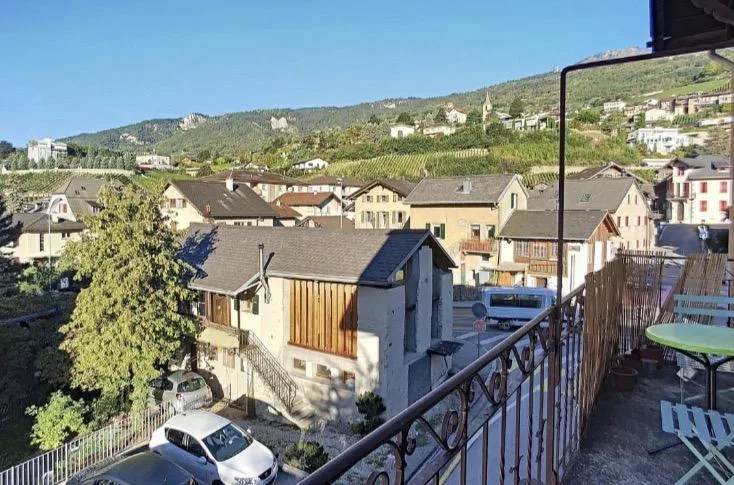 Sierre Duplexwohnung im obersten Stock mit riesigem Dachboden zur Nutzung