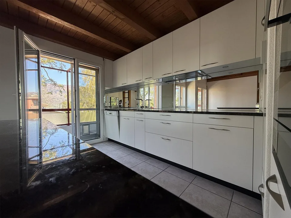 Helle und grosszügige 4.5-Zimmer-Galeriewohnung mit Wintergarten