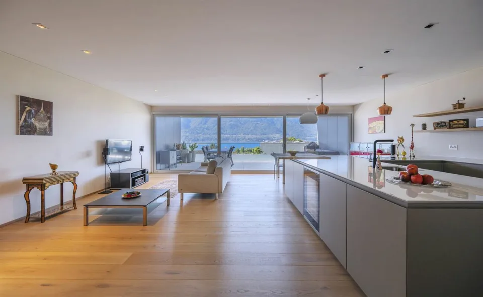 Lussuoso appartamento di 3,5 locali con vista lago, 2 ampie terrazze solarium, piscina e area benessere