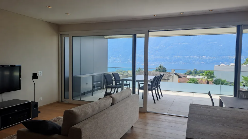 Lussuoso appartamento di 3,5 locali con vista lago, 2 ampie terrazze solarium, piscina e area benessere