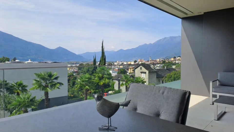 Luxuriöse 3.5 Zimmerwohnung mit Seesicht, 2 grossen Sonnenterrassen, Schwimmbad und Wellnessbereich