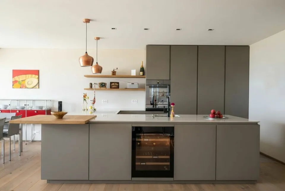 Lussuoso appartamento di 3,5 locali con vista lago, 2 ampie terrazze solarium, piscina e area benessere
