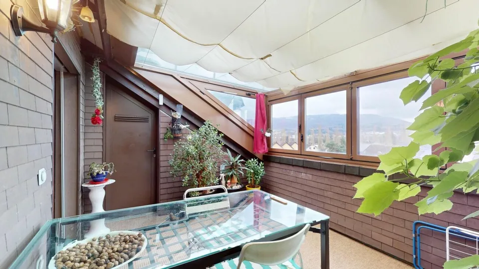Appartement sous les toits lumineux de 4,5 pièces avec caractère de loft à Winznau