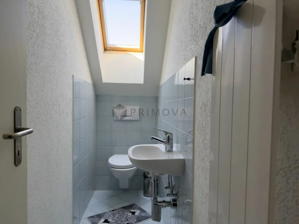 Maison d'angle attrayante avec deux unités résidentielles - idéale pour les familles ou les investisseurs – photo 7 sur 20