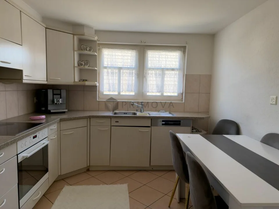 Casa angolare attraente con due unità abitative - ideale per famiglie o investitori