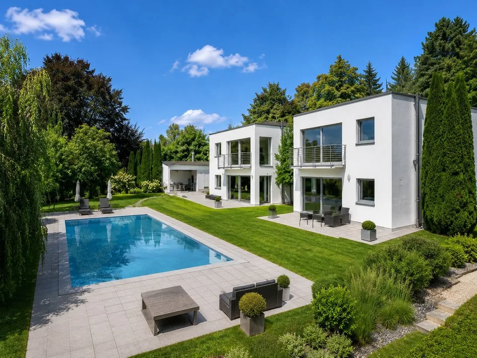 Exceptional contemporary residence Close to Golf
