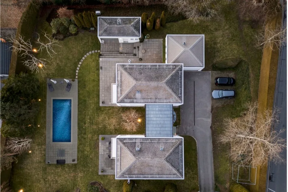 Exceptional contemporary residence Close to Golf
